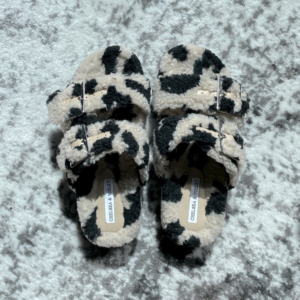 NWOT Chelsea and violet faux fur slides